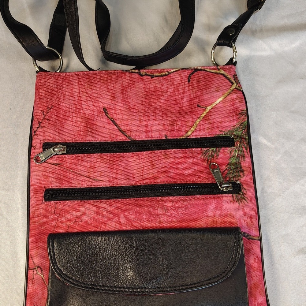 Realtree Crossbody Bag Womens Small Pink Camo Excellent Faux Leather Trim